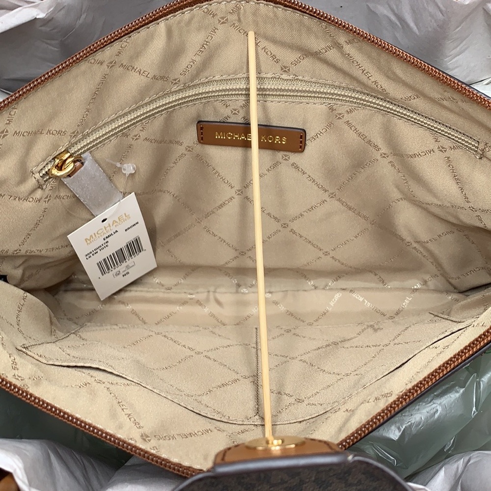 MICHAEL KORS
Emilia Large Logo Tote Shoulder Bag
COLOR BROWN
NWT - Picture 3 of 16